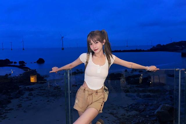 游戏女主播外表光鲜亮丽，键盘鼠标却包浆了，这就是女生自用吗？