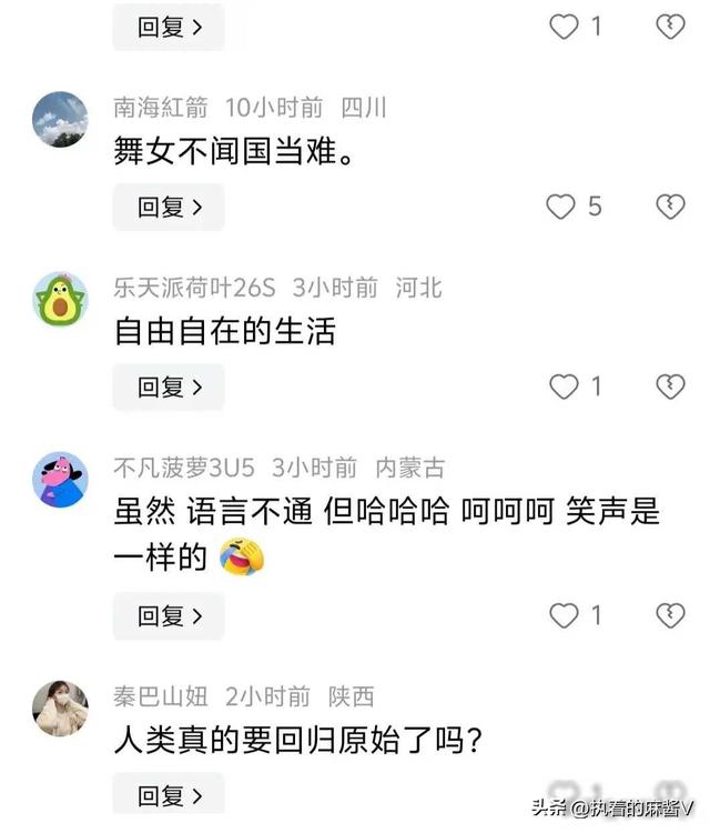 俄罗斯女子街头裸体开派对，大胆跳舞引争议！