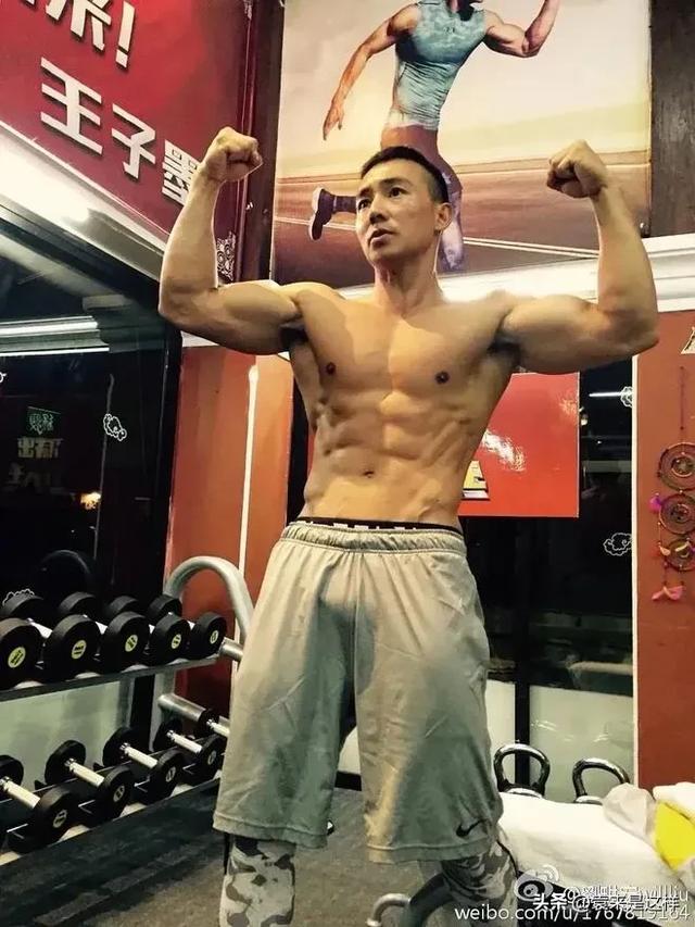 2024年2月，抖音粉丝量排名前十的博主分别是： 1