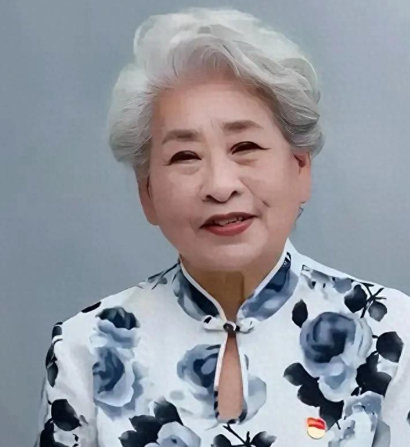 央视主持人虹云去世，病因曝光，初二独自去医院，曾夸恒大被网暴