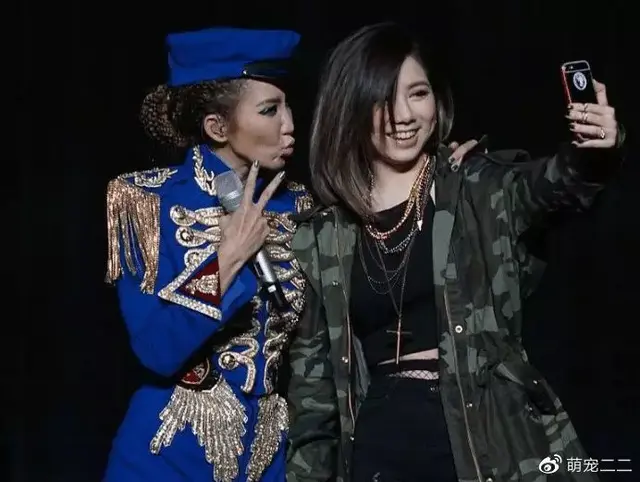 李玟近照再刷屏，OMG，网友惊呼身材也太火辣了