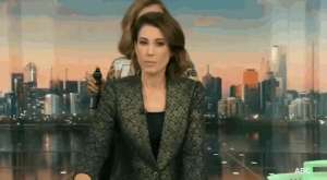 美女主播尴尬(尴尬女主播新闻直播间隙做头发遭直播 网友却给她点赞)