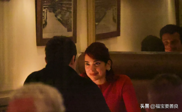 啪姐官宣恋情，给了大金毛一个名分！这嚣张的异性恋，真耀眼啊