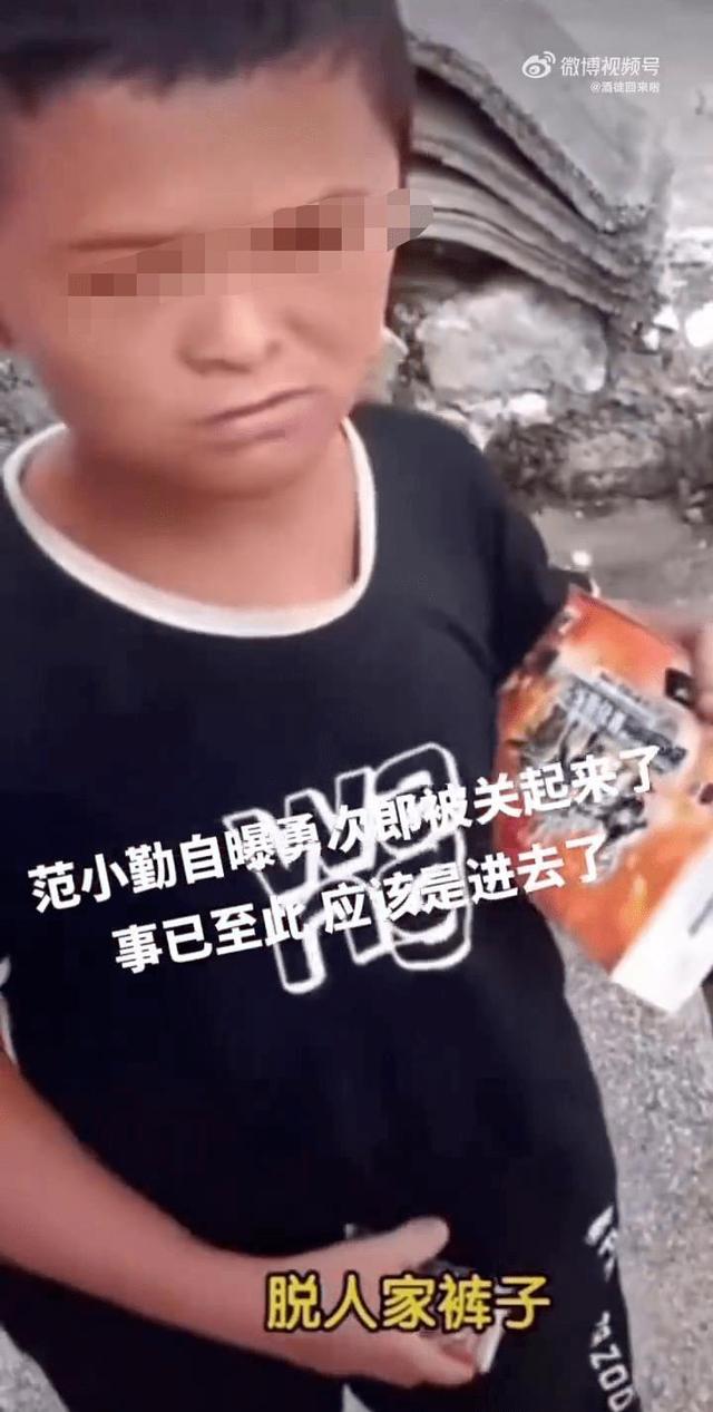 “小马云”回村吃饭直播：啃鸵鸟头鳄鱼肉！这太离谱了……