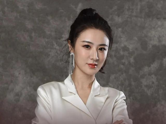 薇娅“消失”2年后再现！年会热舞惊艳全场，又盯上了更赚钱赛道