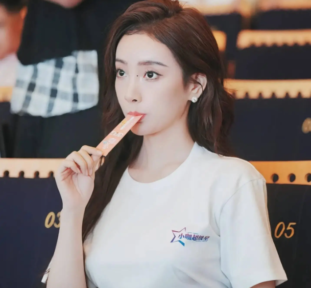 女主播直播“艳照”遭封杀!穿衣尺度惹争议,频道火速解约!