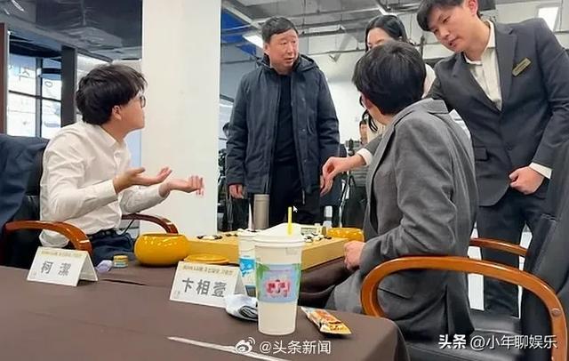 老手！卞相壹曾在比赛途中，狂扇耳光摘眼镜痛哭，对手吃香蕉看戏