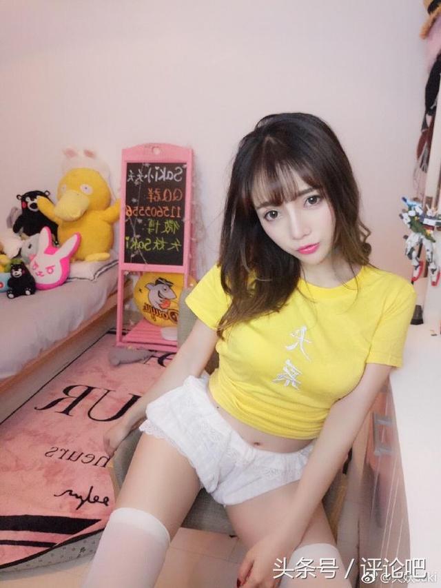 天妖Saki胸大腿长还穿丝袜：一言不合就秀一字马！