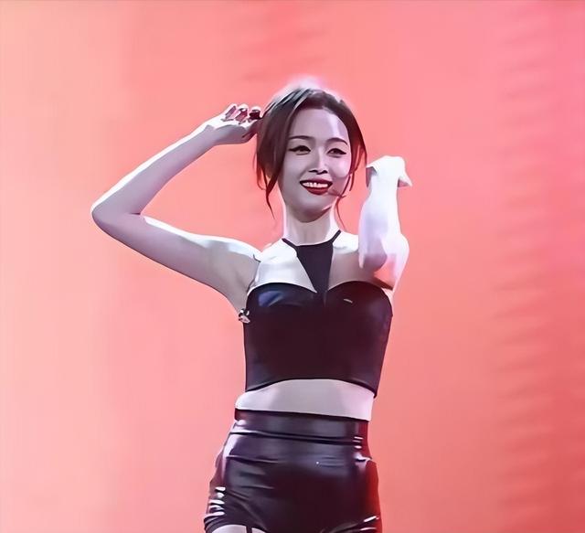 吴宣仪热舞动作引热议！大尺度动作遭男粉吹口哨，吊带黑丝显身材