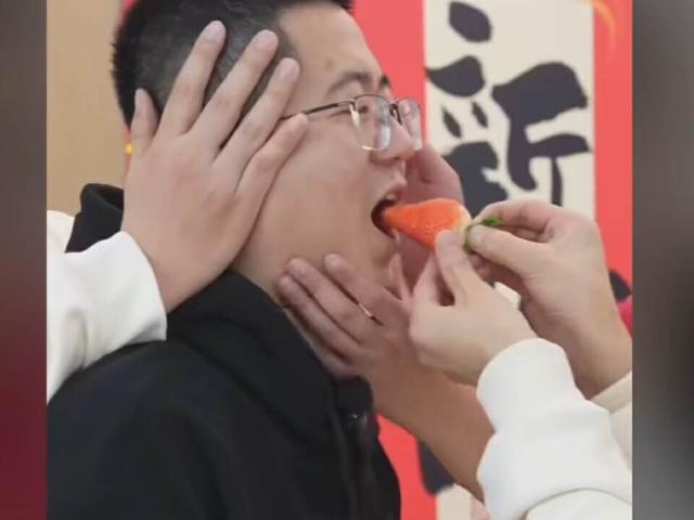 旭旭宝宝真是带货鬼才！卖草莓和女主播亲密互动，3次违规提醒