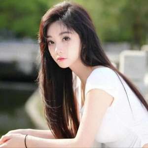 女主播直播中衣服滑落(冯提莫健身直播走光事件曝光，网友调侃：健身房里的“垫大欺客”)