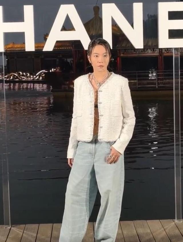 窦靖童洗掉虾线像换人，神似王菲，真空穿香奈儿，美得快认不出