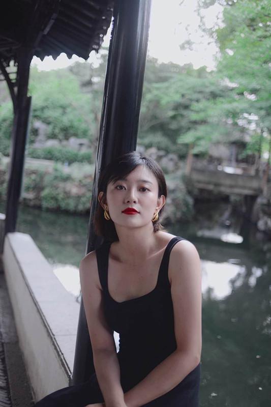 央视出美女！外景主持李七月穿小黑裙游苏州，身材丰腴太有女人味