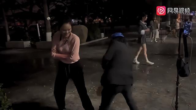 网红凌晨一点直播“抽女生屁股”,能用低俗换钱吗?