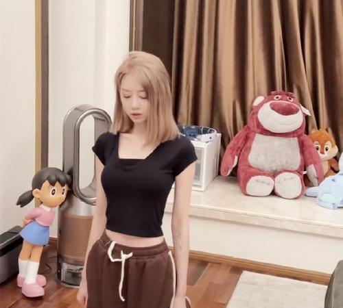 三只羊:性感美女主播卓仕琳,拌胸写真身材劲爆,连看99次啊!