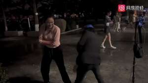 啪啪女主播 下载(网红凌晨一点直播“抽女生屁股”,能用低俗换钱吗?)