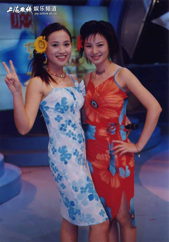 上海电视台42岁美女主播朱赤丹穿套装拍照发生图 结果身材全曝光了