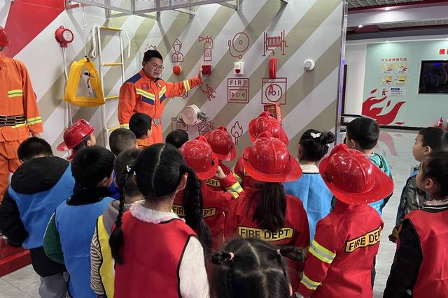 湖北潜江：可可爱爱！“小主播”变身消防员，争当“宣传小达人”