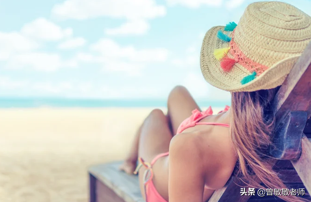 国外网红穿比基尼直播被大妈打断：“我的儿子正在盯着你看！”