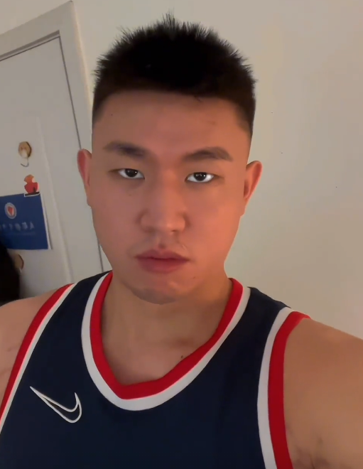 因一双高跟鞋改变命运，20多岁重庆小伙火出圈，央媒：正能量！