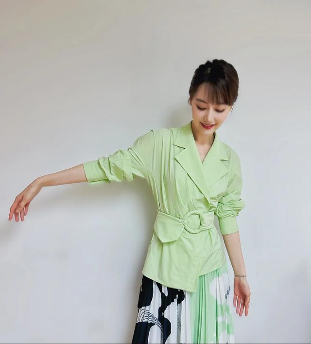 “最美女主持”王冠华丽回归？315晚会上的她，究竟是何方神圣？