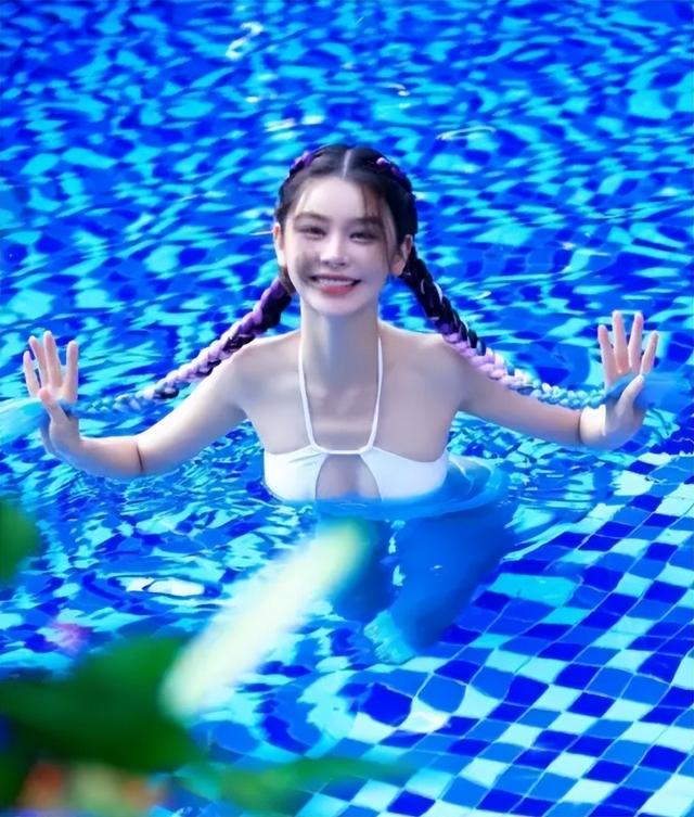 “追龙2”晶女郎邱意浓，直播疯狂打擦边球，扭腰闪现露胸