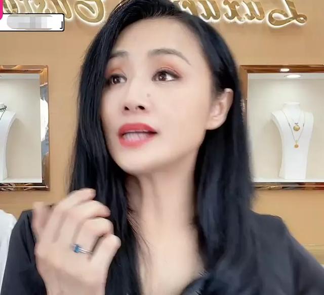 明星直播滤镜太强!张庭酒窝消失,曹颖痣都快没了,生图曝光尴尬