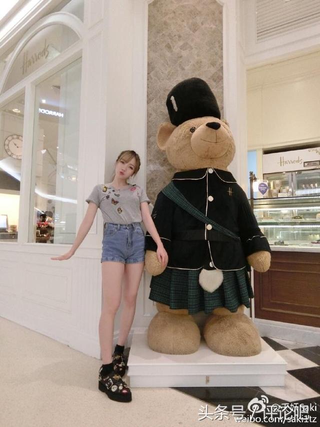 天妖Saki胸大腿长还穿丝袜：一言不合就秀一字马！