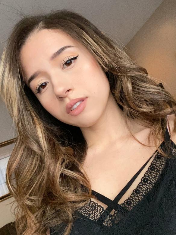 女孩子打游戏最棒了！超人气美女主播Pokimane 私房照