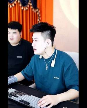 YY女主播直播啪啪云盘(阿哲口误，神豪啪啪心悦电母天佑YY直播不要礼物，官方怒踢)