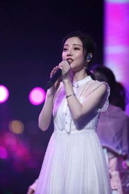 美女主播叫声销魂(素颜直播、洗头走光，冯提莫的直播界“大尺度”秀)