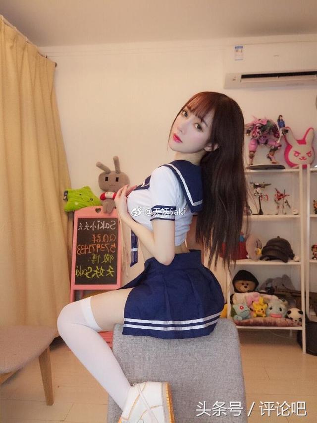 天妖Saki胸大腿长还穿丝袜：一言不合就秀一字马！