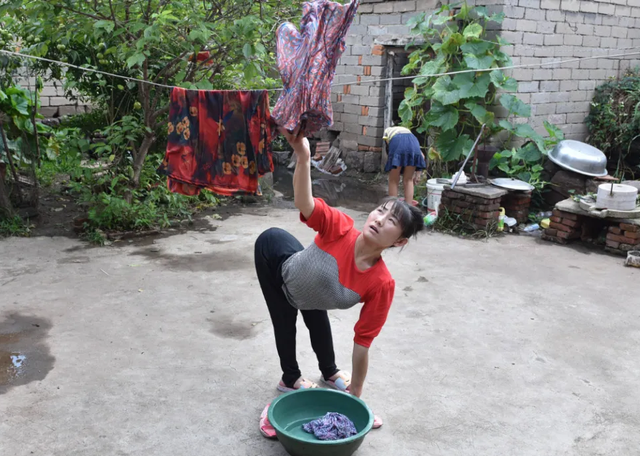 山东美女主播“爬行”生活36年，24岁嫁46岁男人，现在活成这样