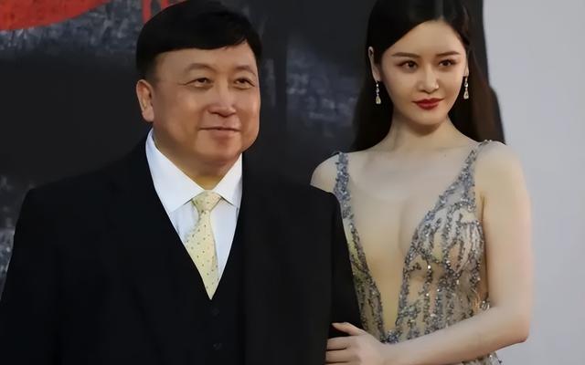 “追龙2”晶女郎邱意浓，直播疯狂打擦边球，扭腰闪现露胸