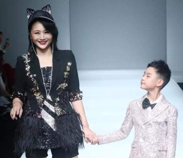 明星直播滤镜太强!张庭酒窝消失,曹颖痣都快没了,生图曝光尴尬