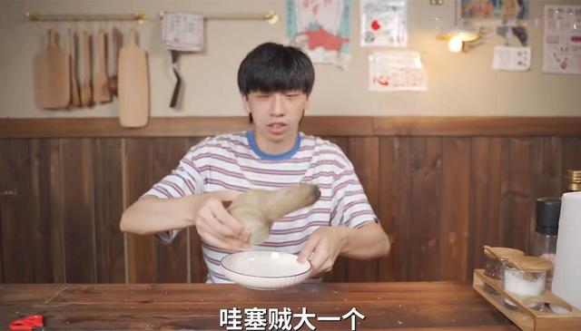 知名网红被指博眼球！吃播食物形似私密部位，举止猥琐遭骂恶趣味