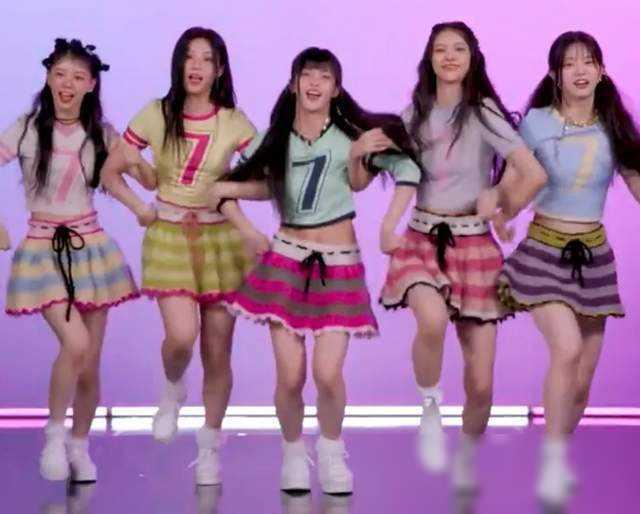 韩国女团雷人造型引争议!未成年穿透明裙,上台几乎全裸!