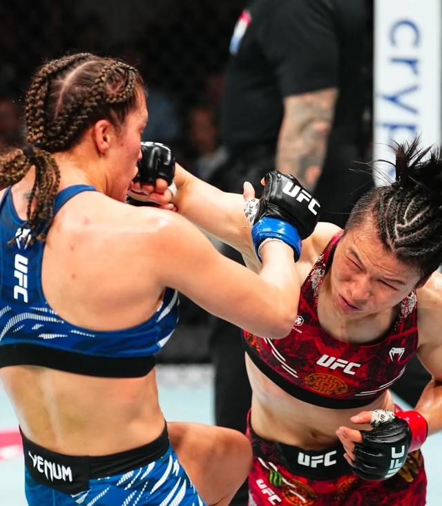 张伟丽碾压卫冕成功！赛后现场互动燃爆，对手11连胜神话被终结