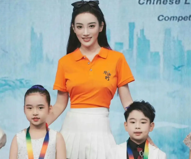 女主播直播“艳照”遭封杀!穿衣尺度惹争议,频道火速解约!