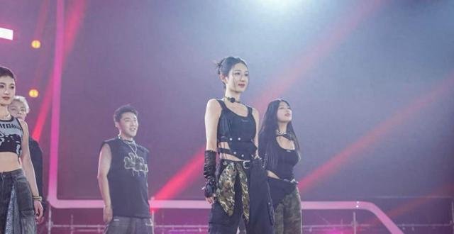 薇娅“消失”2年后再现！年会热舞惊艳全场，又盯上了更赚钱赛道