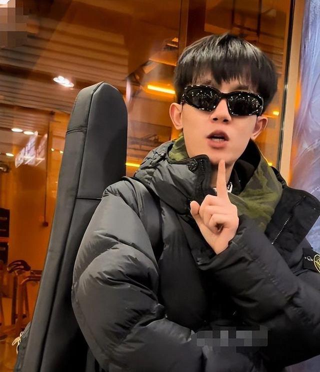 没眼看!李明德KTV唱嗨了,脱掉上衣坦胸露怀,旁边还有美女作陪