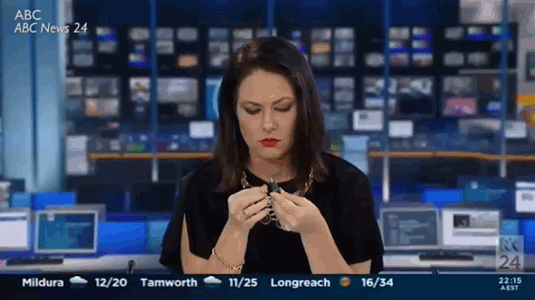 尴尬！女主播新闻直播间隙做头发遭直播 网友却给她点赞