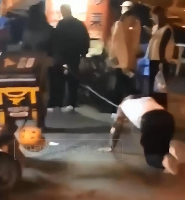 该管管了！女主播街头用链子牵男子爬行，直播乱象何时能治？