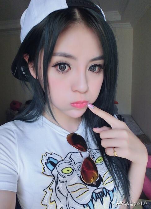 太离谱！斗鱼女主播户外直播扭曲建筑，却狡辩称这是当地特色