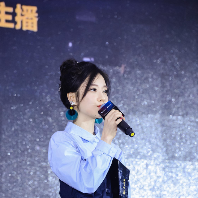 冯提莫健身直播意外走光,直播间遭封禁,网友戏称“垫大不实”
