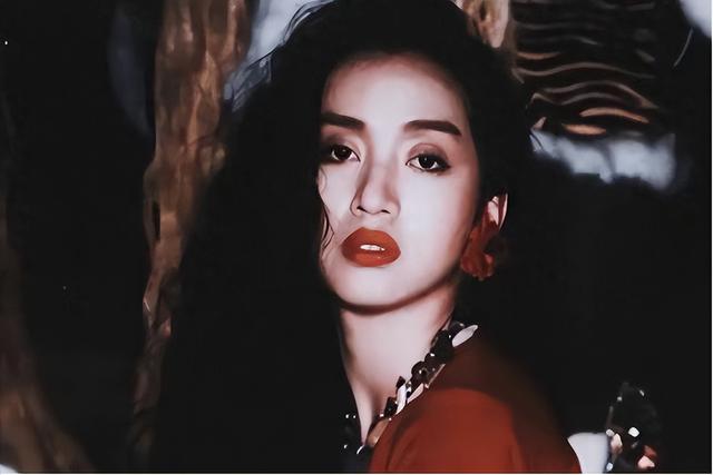 华语乐坛十大“殿堂级”女歌手：韩红进不了前五，王菲屈尊第二
