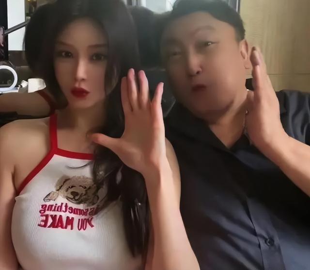 “追龙2”晶女郎邱意浓，直播疯狂打擦边球，扭腰闪现露胸