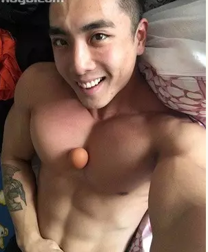 从很黄很暴力到拼颜值、比社交,她们如何凭小黑屋,麦克风,摄像头,赚取时薪10万块!