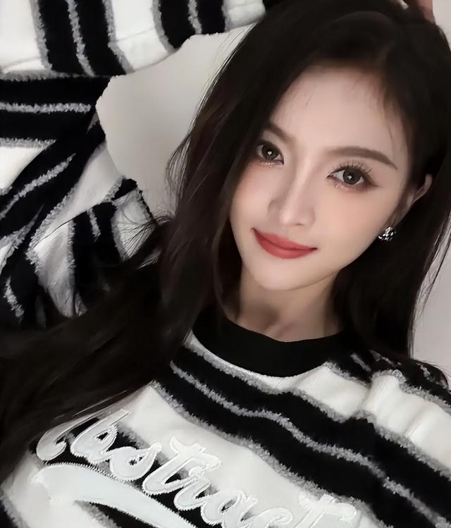 吴宣仪热舞动作引热议！大尺度动作遭男粉吹口哨，吊带黑丝显身材