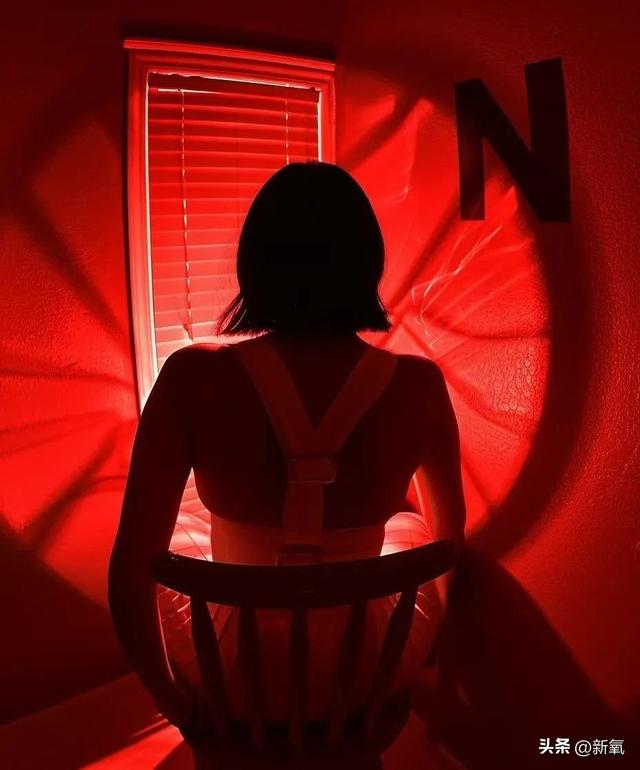 去韩国旅个游, 她就突然变AV女主播了?